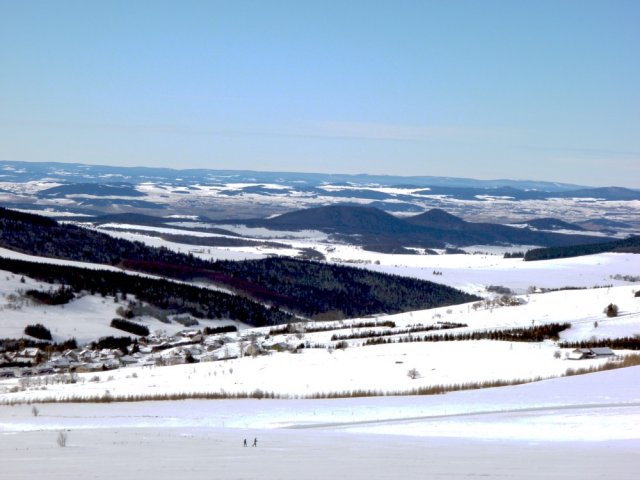 Le paysage et les pistes du domaine du mezenc en ski de fond...
